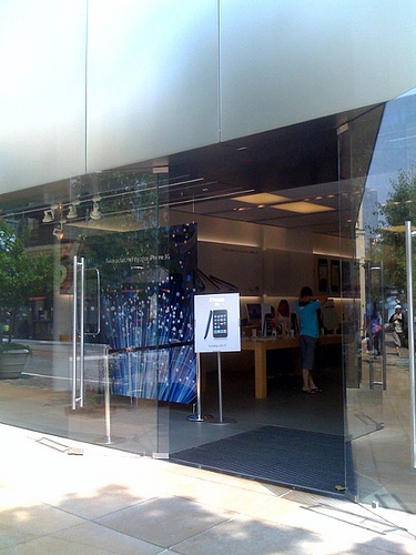 iPhone 3G at Apple Store - Grove in Los Angeles