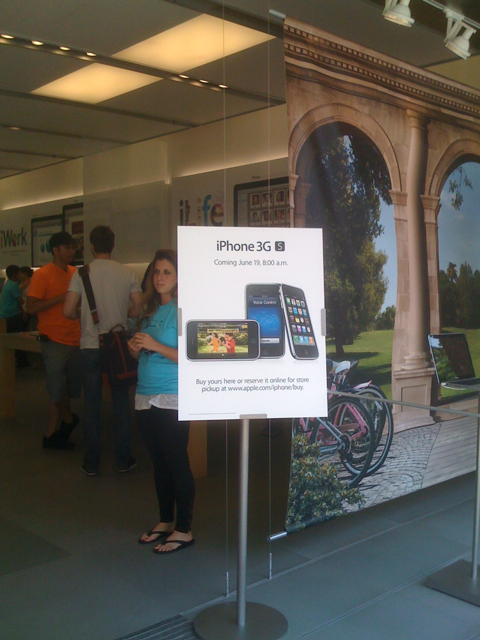 iPhone 3GS at Apple Store - Grove Los Angeles