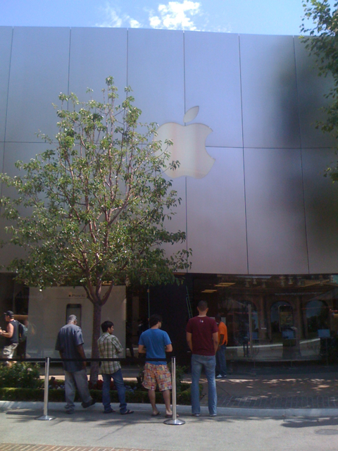 iPhone 3GS line June 2009 at Apple Store Grove LA